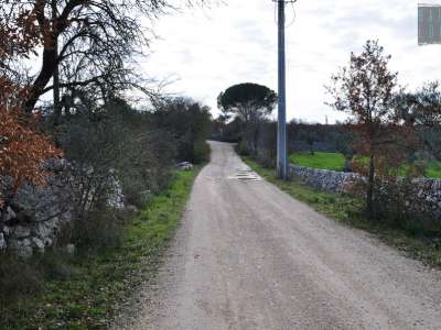 ...al km 9 si gira su una piccola stradina non asfaltata sulla destra, che tra campi e muretti a secco (e senza indicazioni) ci porta direttamente al lago